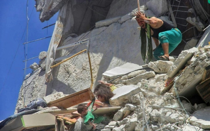 Syrian-Girl-Dangles-Bombed-Building