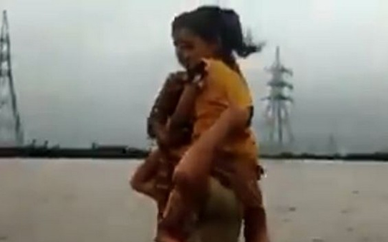 Gujarat-Cop-Resuce-Kids-Flood-water-