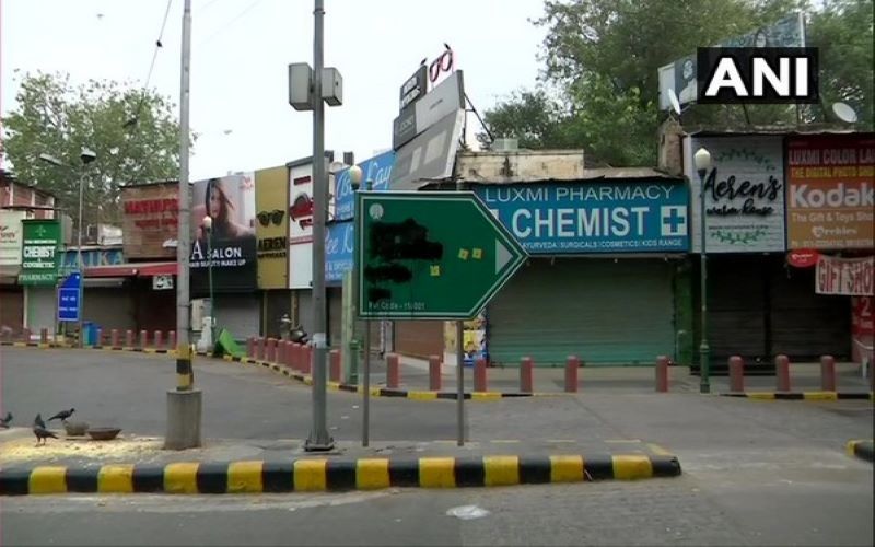 Delhi : Hindu Sena blackens Babur Road signboard, demands name change