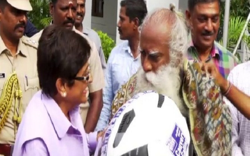 Puducherry: LG Kiran Bedi felicitates Sadhguru Jaggi Vasudev