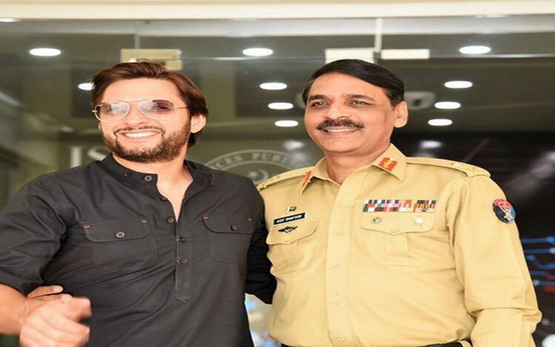 Hug triggers speculation: Will Shahid Afridi become future PM?