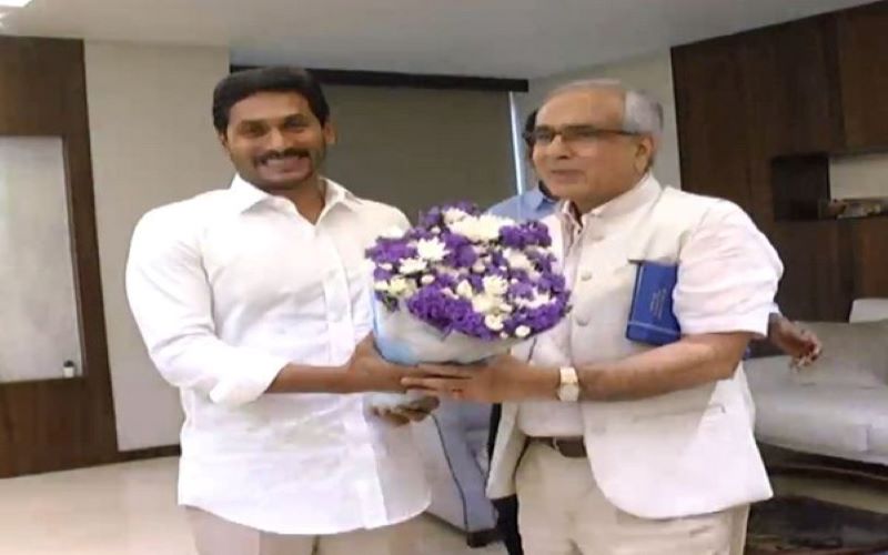 Andhra CM meets Niti Ayog VC; seeks Centre's help for development