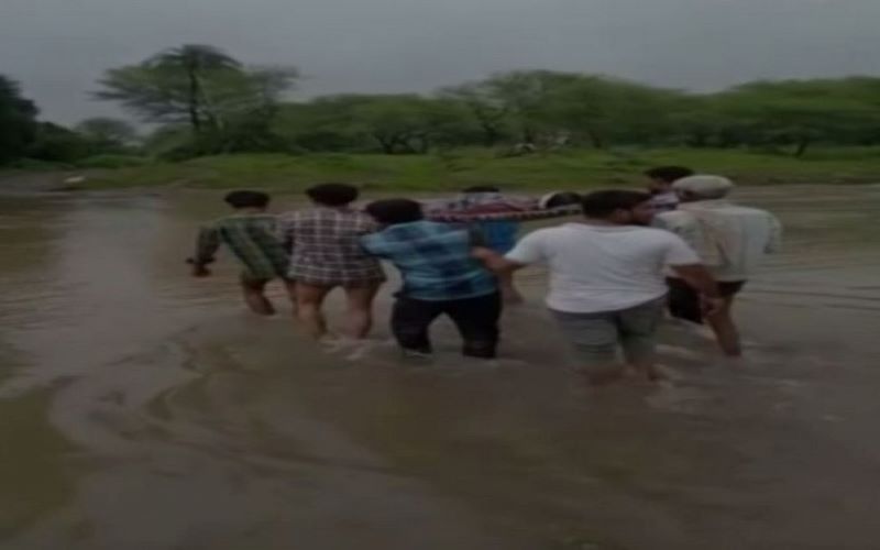 MP: Locals carry pregnant woman on cot amid heavy rainfall