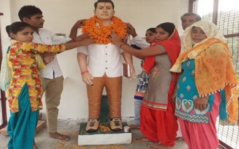 Bulandshahr: Family of riot accused installs statue