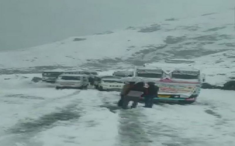 Traffic movement affected on Manali-leh highway after snowfall