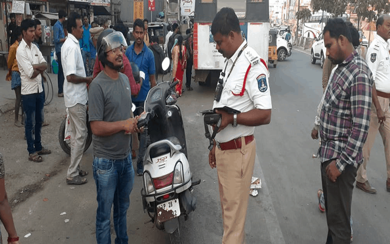 Hyderabad: Over 2000 motorists held for faulty number plates
