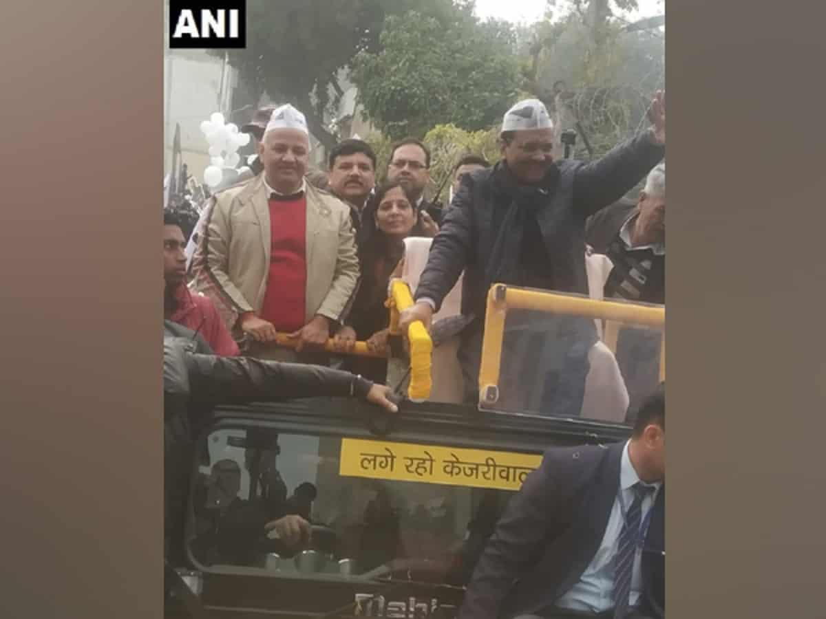 Kejriwal holds roadshow ahead of filing nomination from New Delhi seat