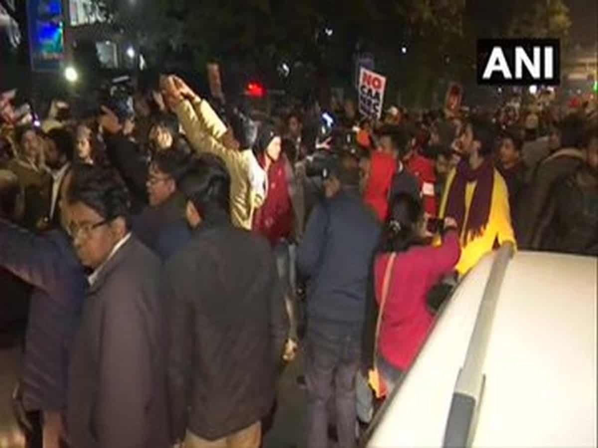 Protest continues at Delhi police