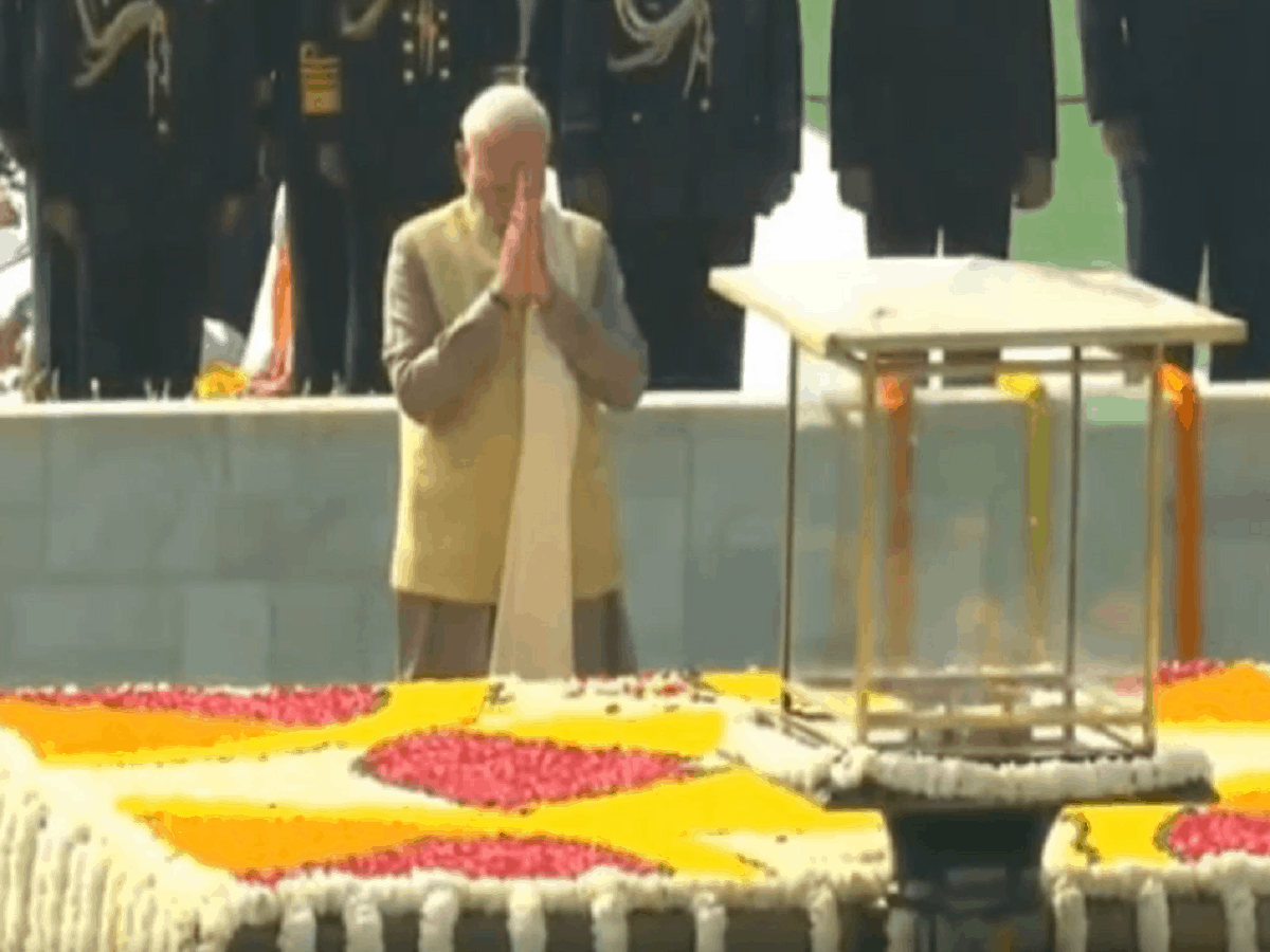Narendra Modi pay homage to Mahatma Gandhi on his 72nd death anniversary at Rajghat