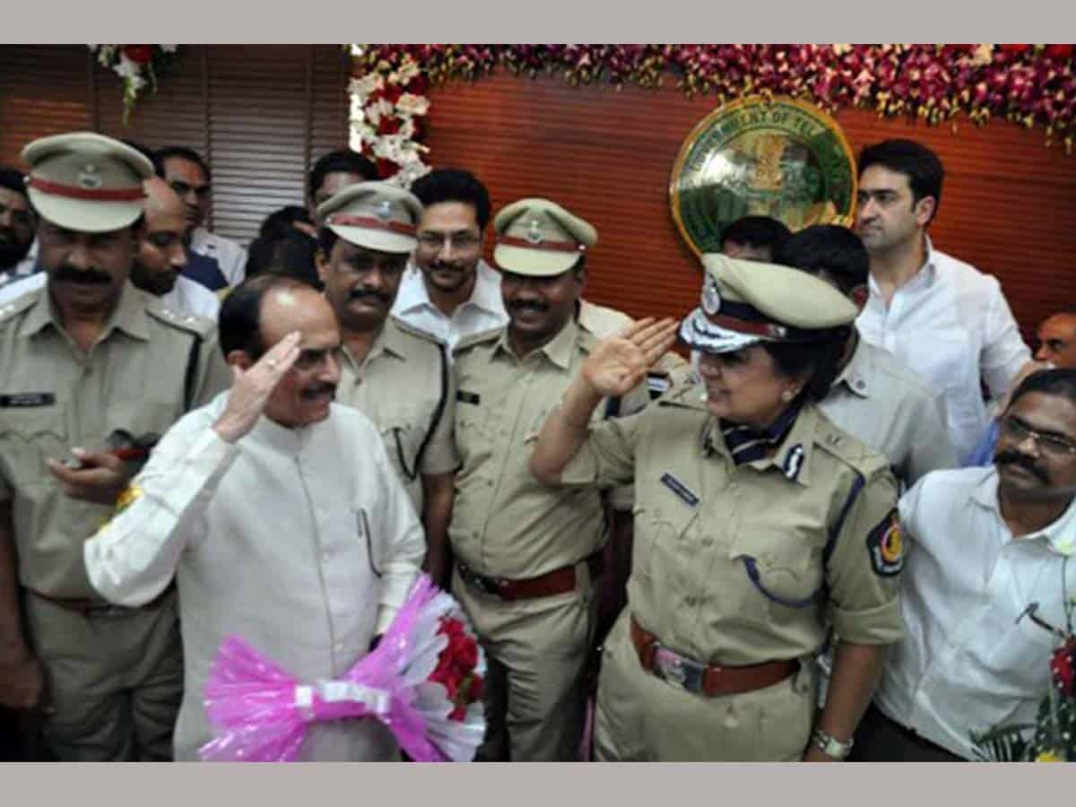 Home Minister pats Telangana cops for death to two rapists