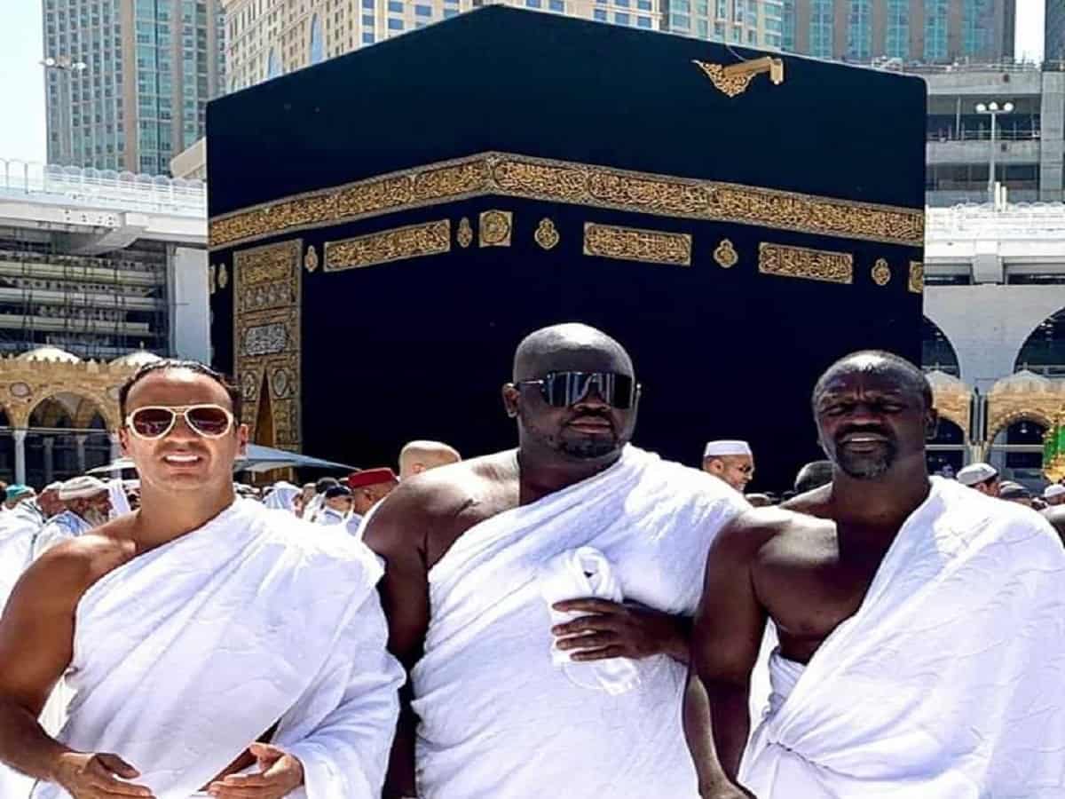 Famous rapper Akon along with his friends in Masjid Al-Haram. Image: Twitter