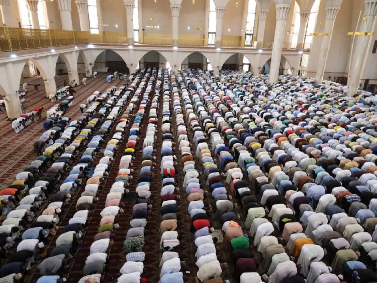 Muslim faithful worship during the Friday prayers at the National Mosque in Abuja, Nigeria, on March 20, 2020. - Nigeria said on March 19, 2020, it would shut schools and limit religious meetings in its economic hub Lagos and capital Abuja. (Photo by Kola Sulaimon / AFP)