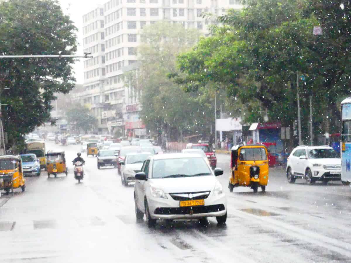 Thunderstorm with moderate rainfall in Hyderabad