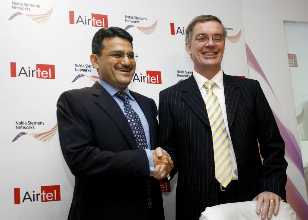 President and CEO of India's Bharti Airtel Manoj Kohli (L) and CEO of Nokia Siemens Networks (NSN) Simon Beresford Wylie (R)