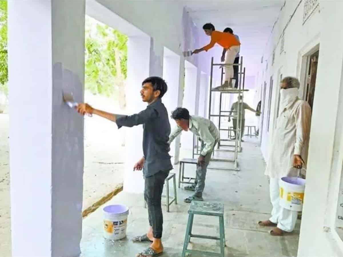 Quarantined migrant workers give makeover to schools in Sikar