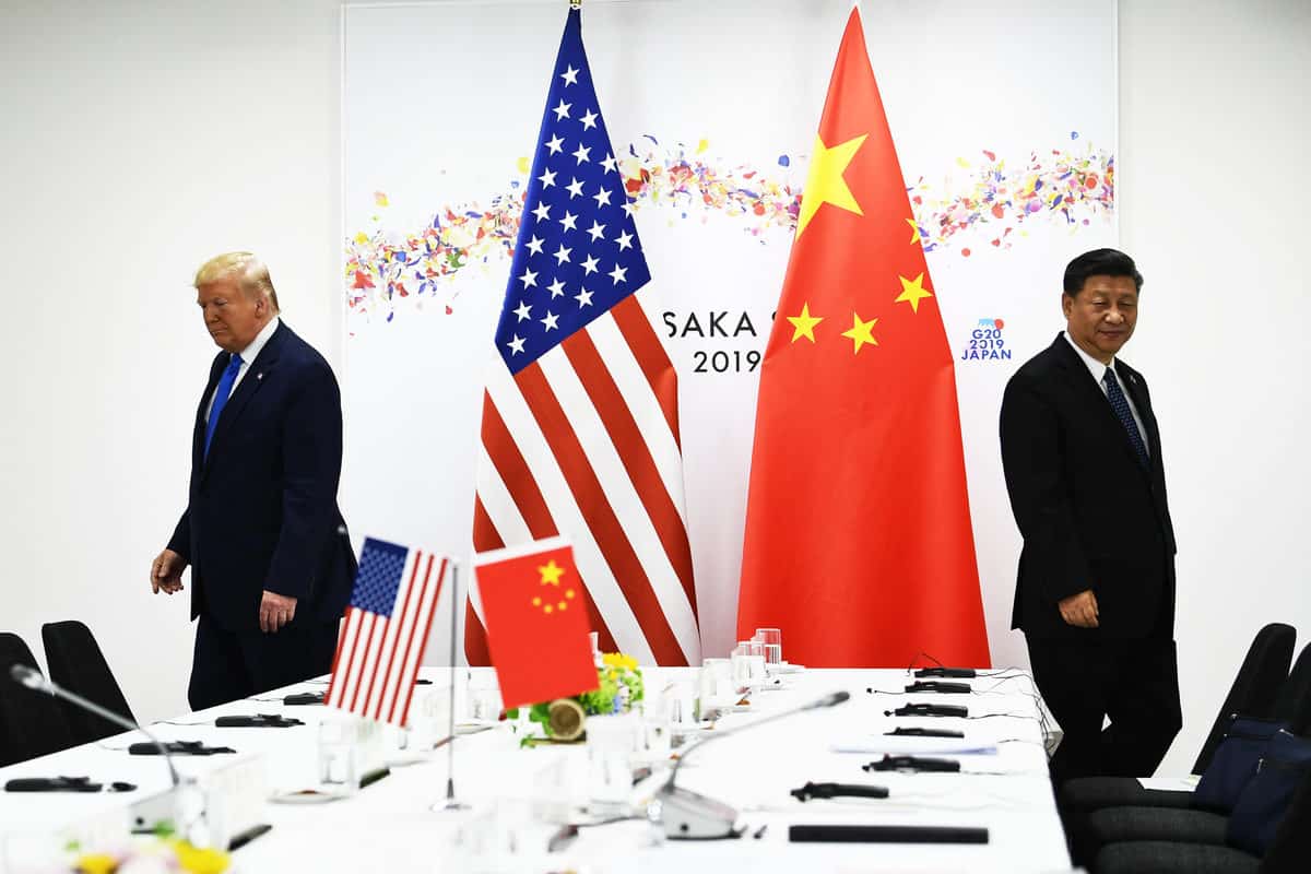Chinese President Xi Jinping (R) and US President Donald Trump