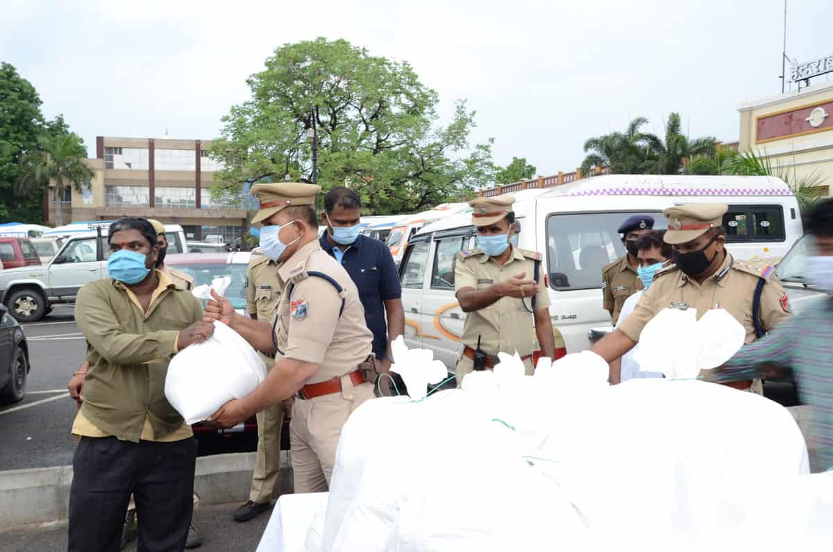 Hyderabad: RPF distributes ration kits to auto-rickshaw drivers