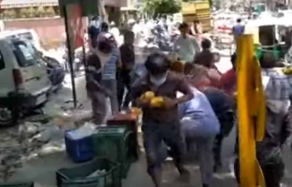 People in Delhi loot mangoes