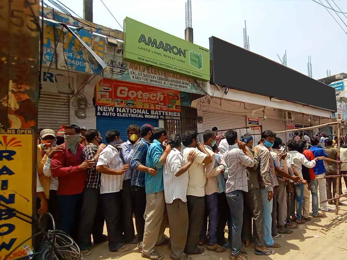Sale of liquor leads to chaos as tipplers throng shops