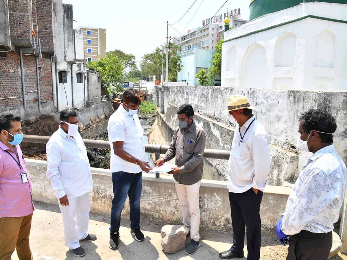 Mayor inspects Nala desilting works at Shaikpet