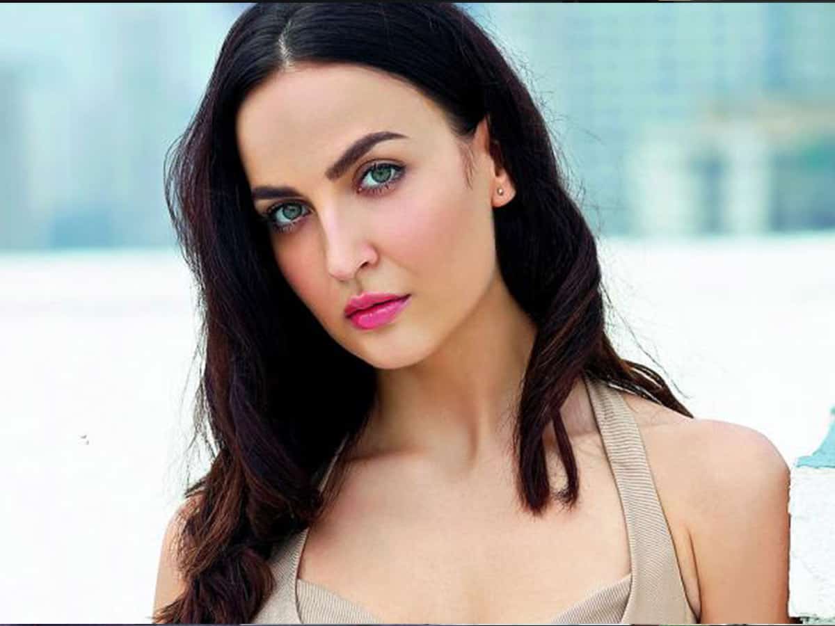 Elli AvrRam comes up with new dance form in hilarious new post