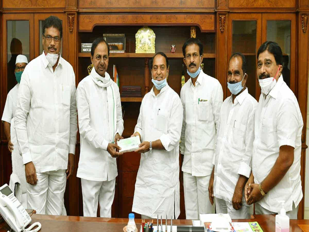 KCR doesn’t wear face mask properly, only Telanganites do