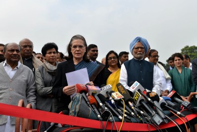 Cong's old vs young war out in open; Sonia, Manmohan mute spectators (Ld)