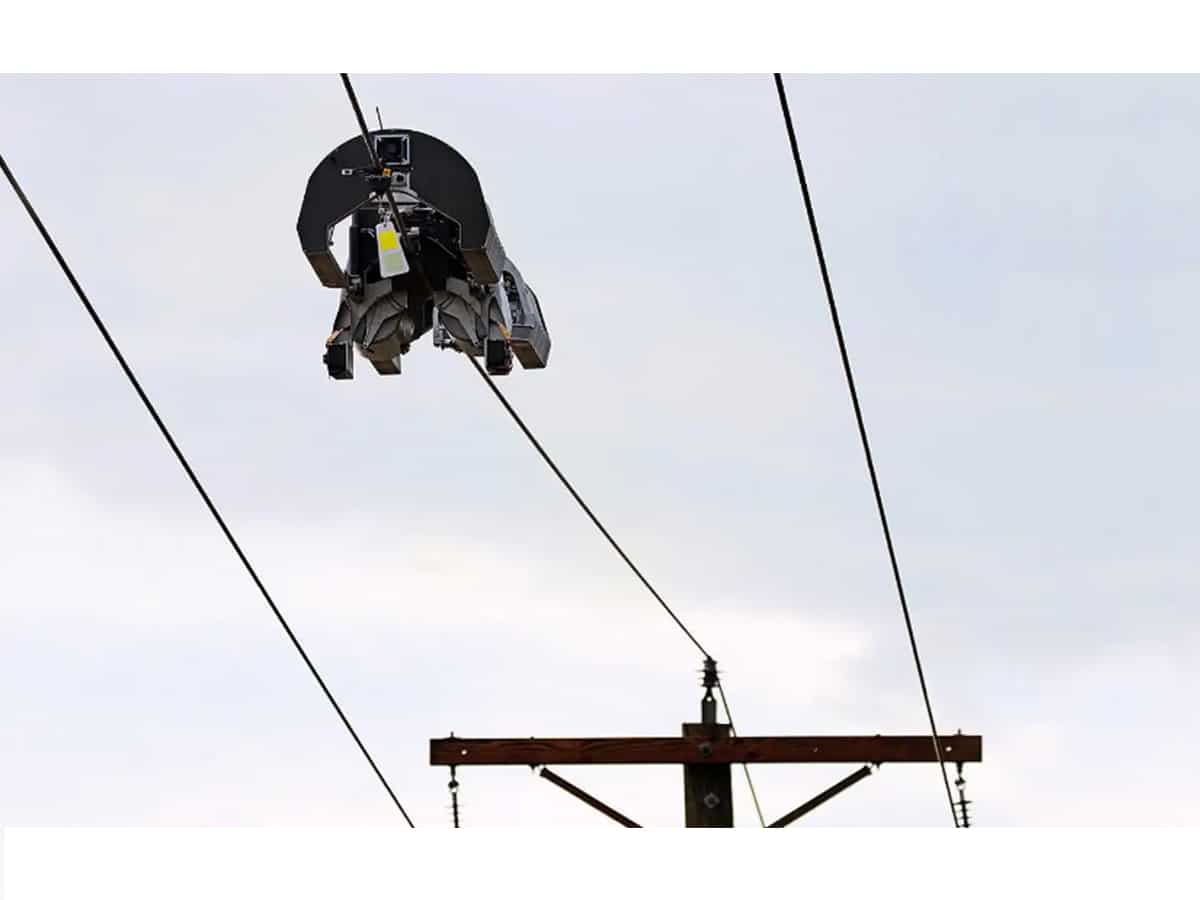 This Facebook robot walks on power lines to install fibre-optic cable