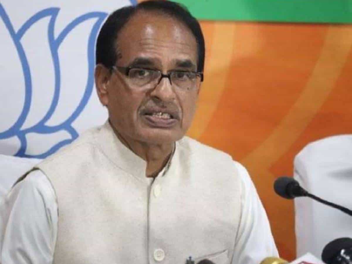 Shivraj leads by example, washes clothes himself in hospital