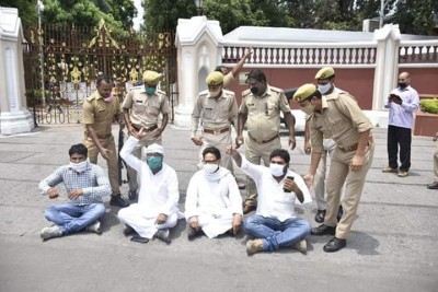 Police thwart dharna at UP Raj Bhavan, whisk away Lallu, others