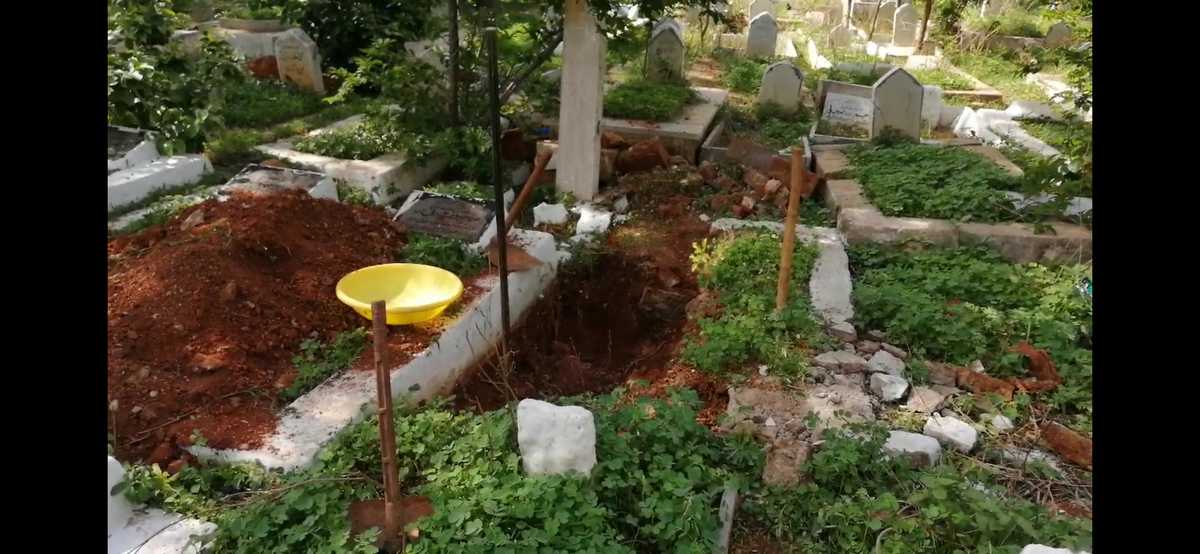 Since May, this gravedigger has buried over 15 corona victims