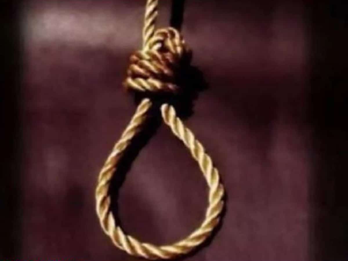 Girl hangs self after tiff with brother over mobile phone