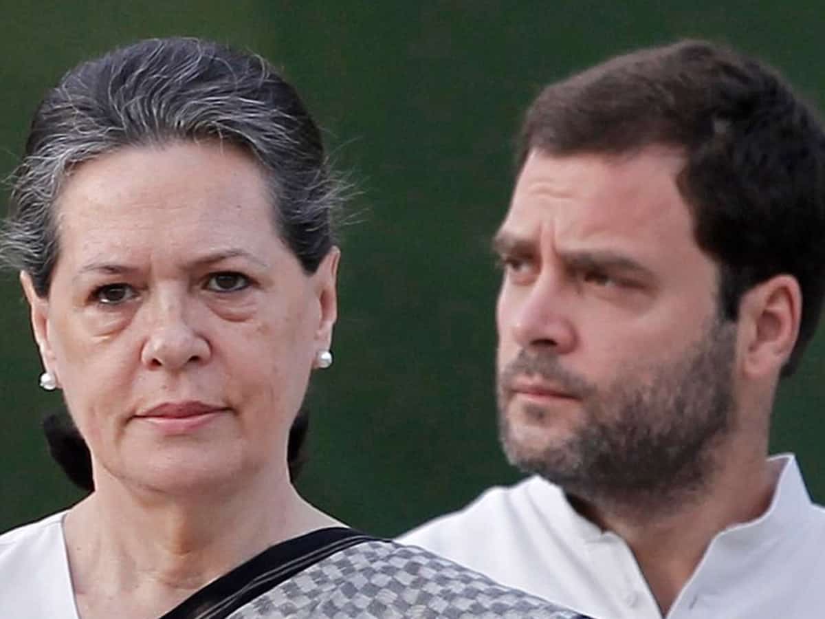 Cong's old vs young war out in open; Sonia, Manmohan mute spectators (Ld)