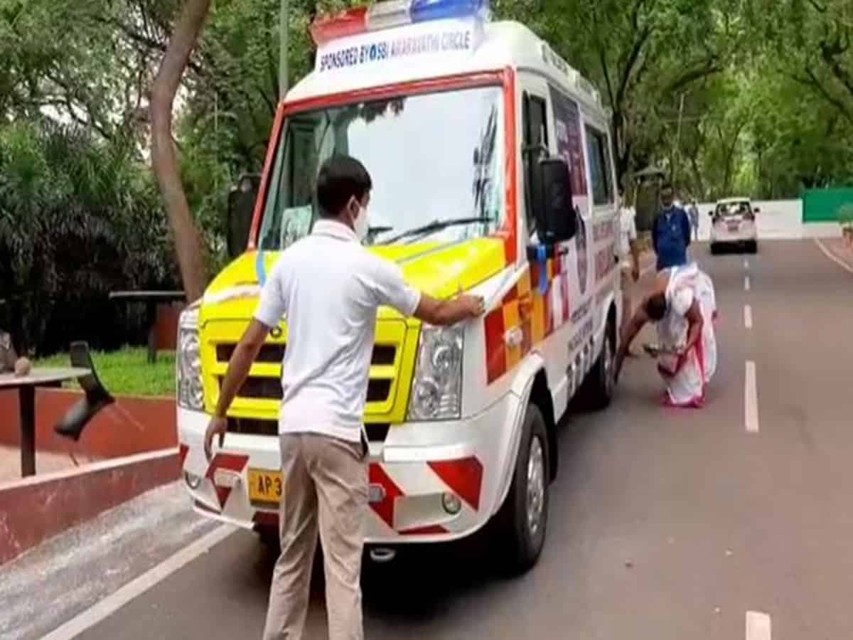 Amaravati: SBI hands over ambulance to Andhra Pradesh police