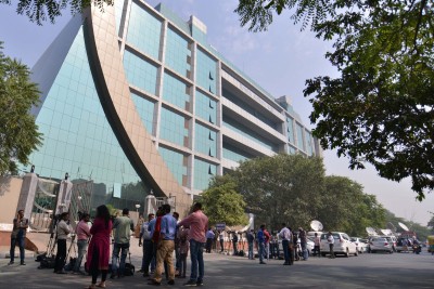 CBI arrests 2 HDFC Bank staff in Rs 2L graft case (Ld)