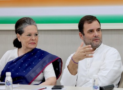 CWC: Sonia offers to step down, Manmohan urges her to continue