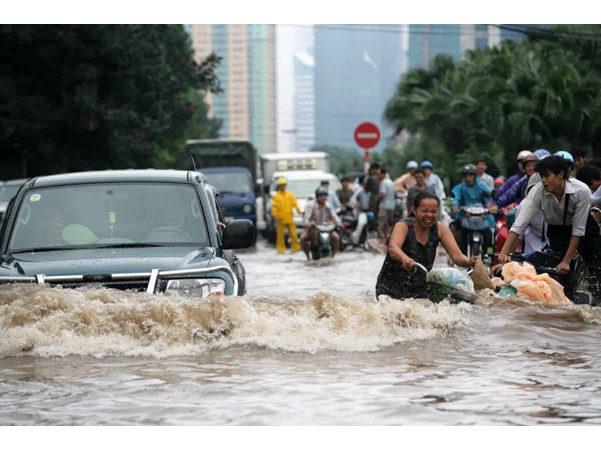 Death toll rises to 17 in China flash floods
