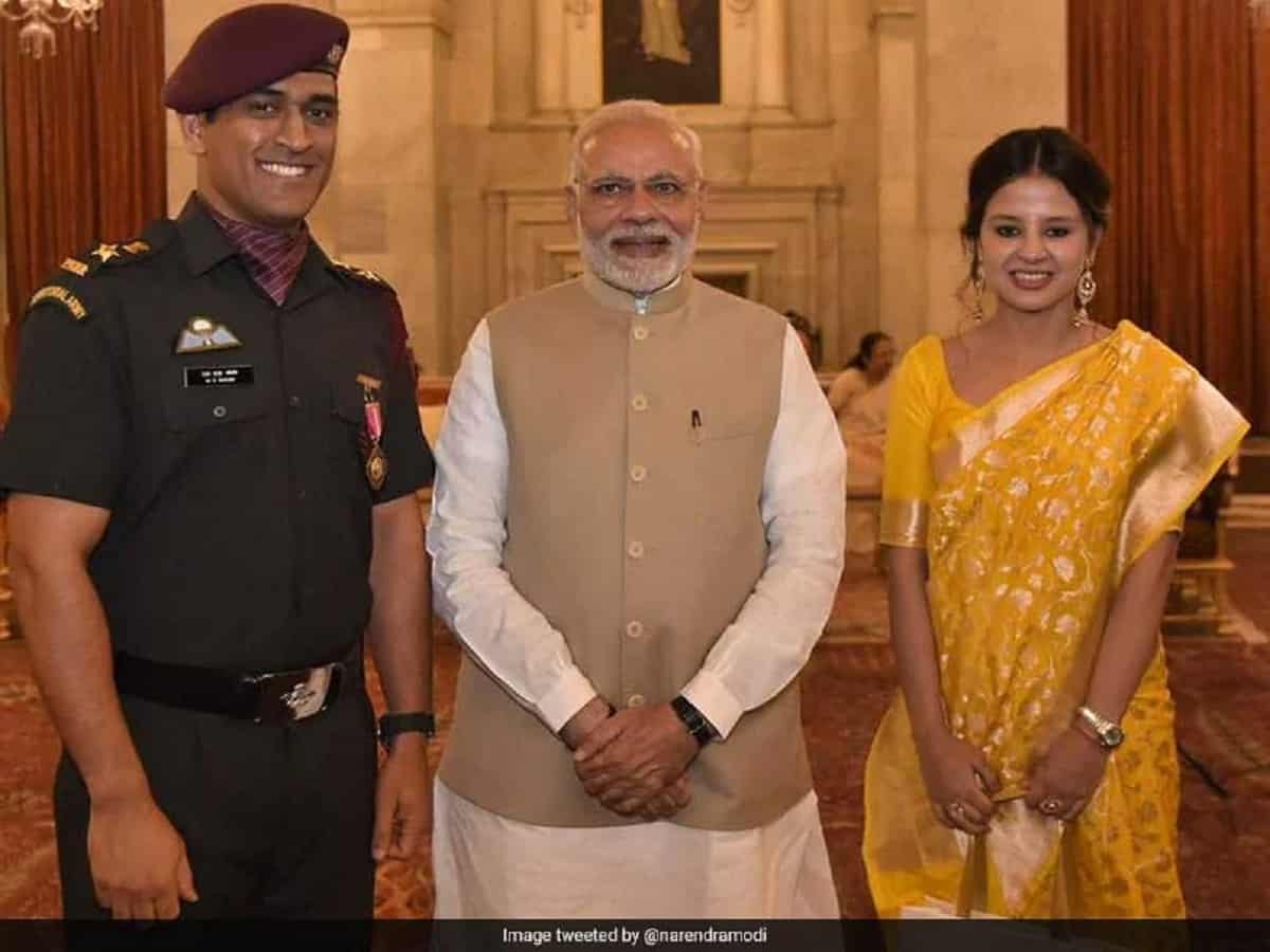 PM Modi (centre) MS Dhoni (left) Sakshi Dhoni (right)