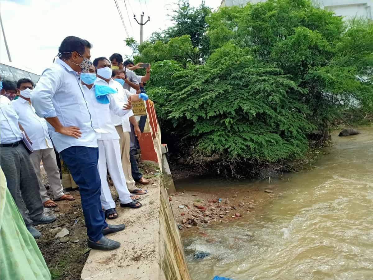 Telangana ministers visit flood-hit Warangal, Godavari water recedes