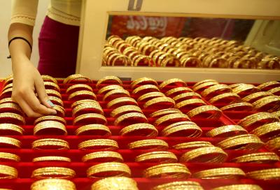 Gold futures surge as international prices hit new high