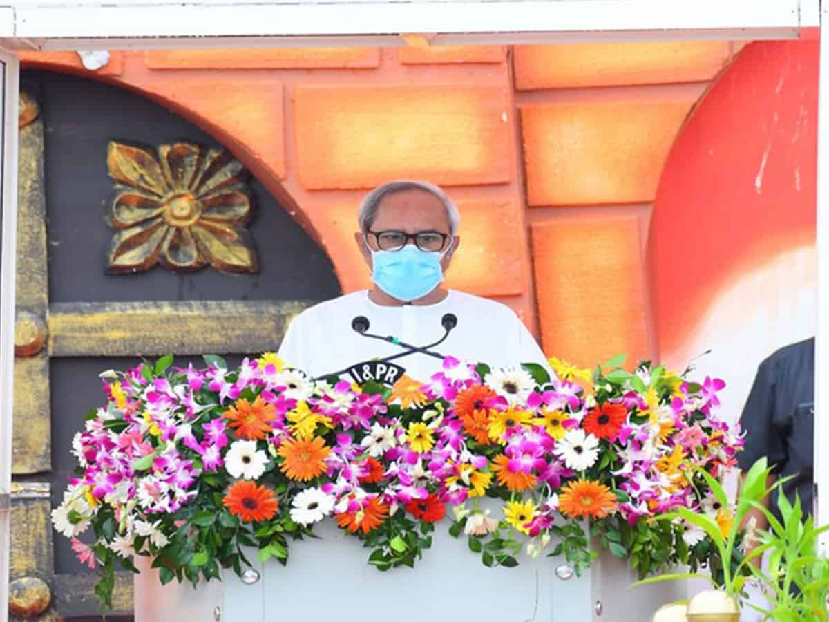 Patnaik hoists national flag, lauds healthcare workers for fight against COVID-19