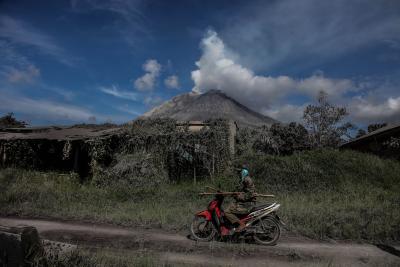 Indonesia's Sinabung volcano erupts, flight alert issued