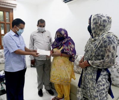 Kejriwal meets deceased firefighter's family, offers Rs 1 cr aid