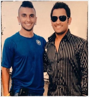 Ranveer Singh posts picture with his 'hero' Dhoni