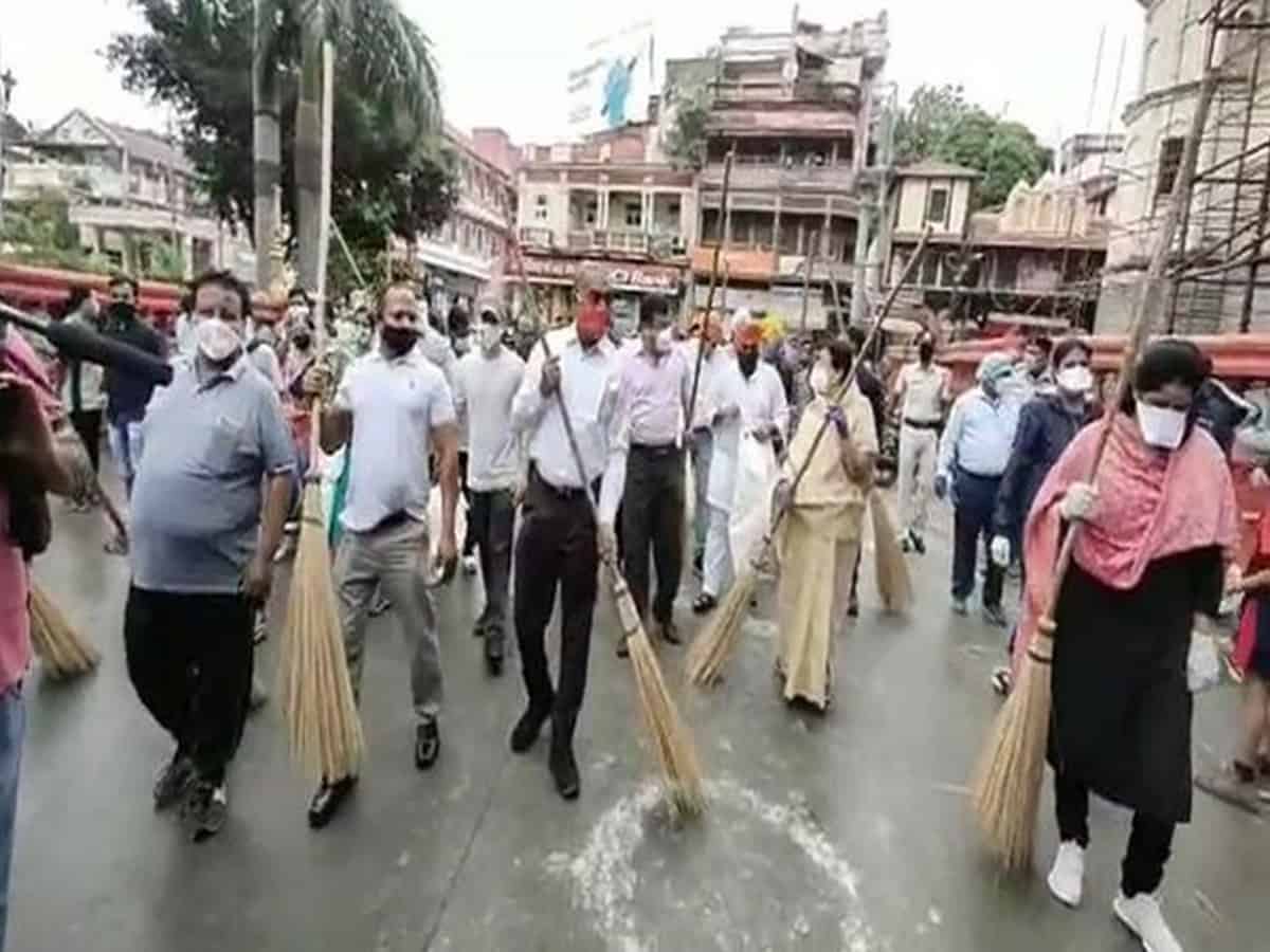 Indore's legislators, Municipal Commissioner participate in cleanliness drive with locals