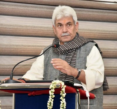 Sinha discusses rail projects in J&K with officials