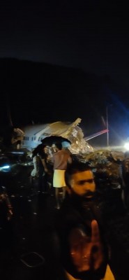 Two dead as AI Express flight skids off Kozhikode airport (Ld)