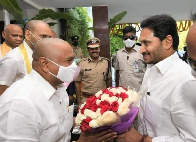 Andhra CM presents silken raiments to Lord Venkateshwara
