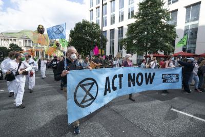 Climate change protests resume in London
