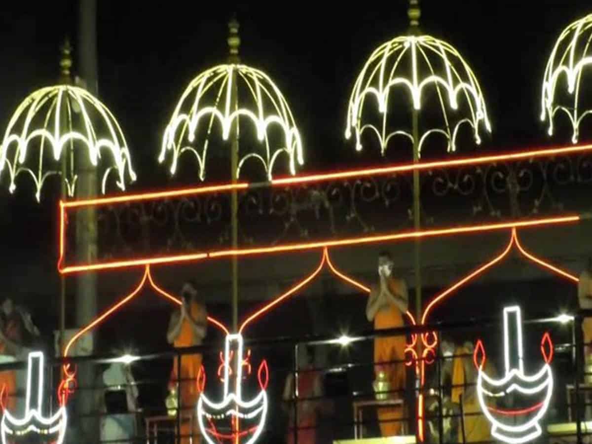 Priests offer 'Pancha Haarati' to Krishna river at Vijayawada's Durga ghat